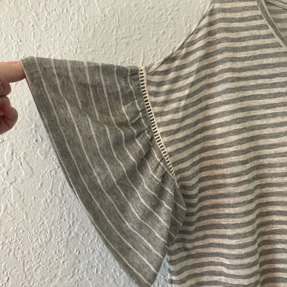 Like new loose knit plus size gray striped ruffle sleeve blouse top size 1x - Picture 2 of 4